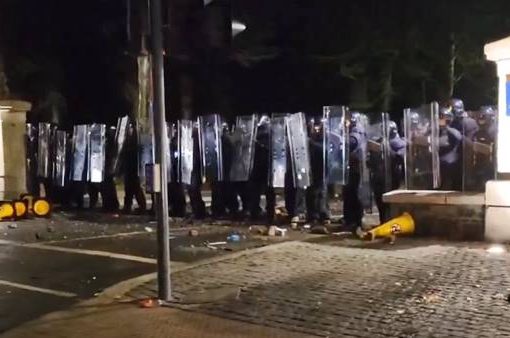 “L’assoluta degenerazione dell’Occidente moderno” protesta contro i "migranti" in Irlanda
