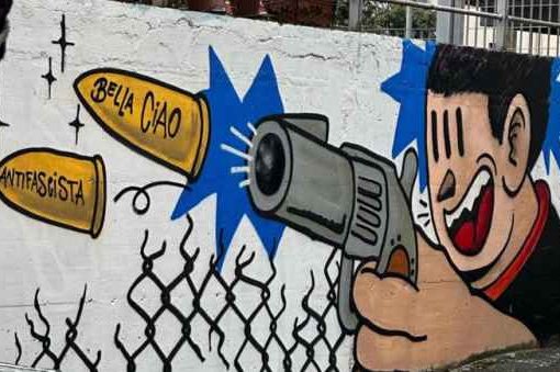 “Bella ciao”, murales inneggia all’omicidio di Kirk "Bella ciao", murales inneggia all'omicidio di Kirk