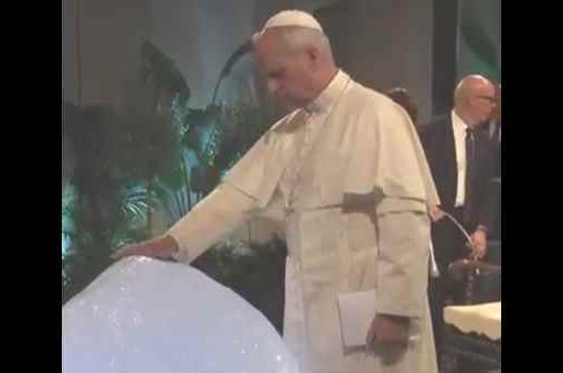 Cambiamento climatico, Leone XIV benedice un blocco di ghiaccio PAPA LEONE BENEDICE UN PEZZO DI GHIACCIO