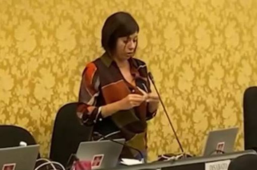 Piemonte, consigliera M5s si “rolla” uno spinello di cannabis light in Regione consigliera M5s si "rolla" uno spinello di cannabis