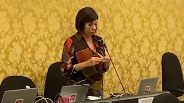 Piemonte, consigliera M5s si “rolla” uno spinello di cannabis light in Regione Piemonte, consigliera M5s si “rolla” uno spinello di cannabis light in Regione