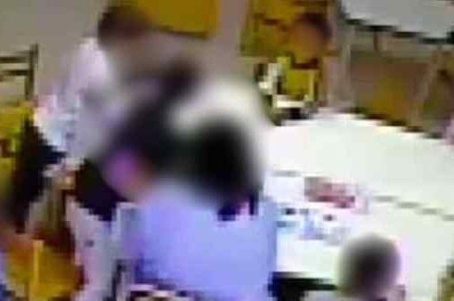 Lega una bambina alla sedia, maestra licenziata scuola d'infanzia