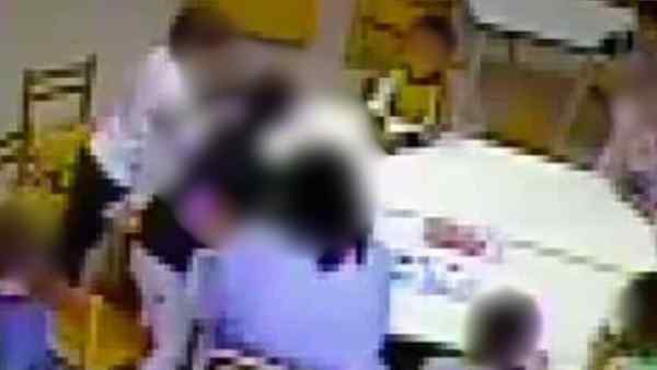 Lega una bambina alla sedia, maestra licenziata Lega una bambina alla sedia, maestra licenziata