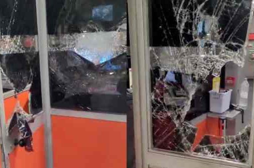 Milano: dipendenti Atm aggrediti da uno straniero, gabbiotto sfondato Milano: dipendenti Atm aggrediti da uno straniero, gabbiotto sfondato