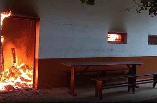 Mozambico: jihadisti incendiano una chiesa, tre morti e 11 bambini rapiti Mozambico-chiesa-bruciata
