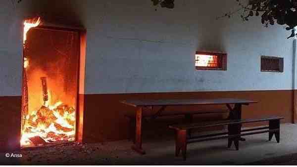 mozambico jihadisti incendiano una chiesa tre morti e 11 bambini rapiti