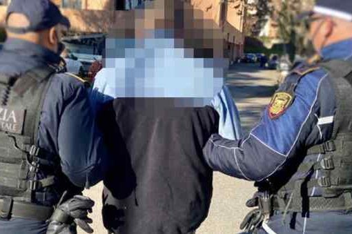 Roma, nigeriano giĂ  espulso lancia sassi ai passanti: un ferito Gli agenti della polizia locale hanno bloccato un 43enne originario della Nigeria