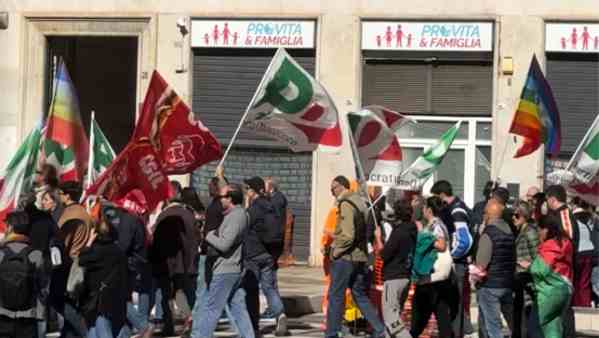 Pro Pal, uova e insulti da militanti PD e CGIL contro sede Pro Vita