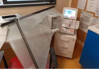 Stanco di aspettare, tunisino sfonda il vetro del Pronto soccorso