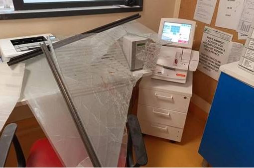 Stanco di aspettare, tunisino sfonda il vetro del Pronto soccorso Stanco di aspettare, tunisino sfonda il vetro del Pronto soccorso