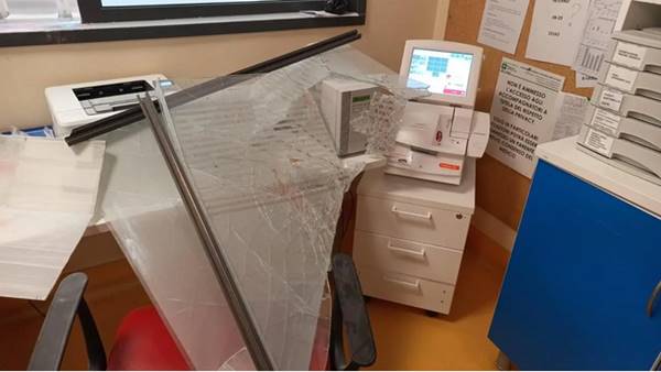 Stanco di aspettare, tunisino sfonda il vetro del Pronto soccorso