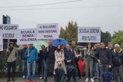 Bullo violento a scuola, genitori: “teniamo i bambini a casa” Scuola, genitori protestano contro il bullismo