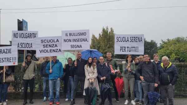 Bullo violento a scuola, genitori: “teniamo i bambini a casa”