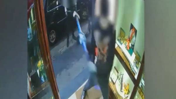 Torino, rapine aggravate in esercizi commerciali: arrestati due maghrebini Torino, rapine aggravate in esercizi commerciali: arrestati due maghrebini