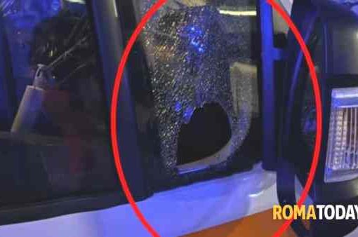Roma, ambulanza saccheggiata durante soccorso di un paziente Roma, ambulanza saccheggiata