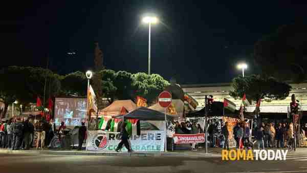 Flotilla bloccata, scatta la protesta a Roma: Termini circondata dalla polizia