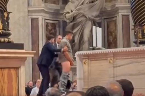 Basilica San Pietro, uomo sale sull’altare e urina davanti a fedeli e turisti Basilica San Pietro, uomo sale sull'altare e urina davanti a fedeli e turisti