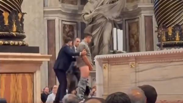 Basilica San Pietro, uomo sale sull’altare e urina davanti a fedeli e turisti