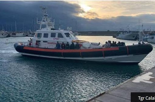 Sbarco di 47 migranti a Roccella Jonica sbarco di migranti nel porto di Roccella Jonica