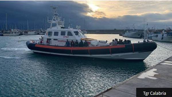 Sbarco di 47 migranti a Roccella Jonica