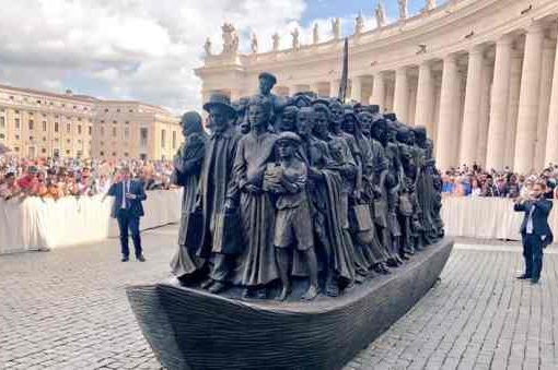 Mons. Viganò: ‘ossessione immigrazionismo e meticciato, Prevost come Bergoglio’ monumento ai migranti in Vaticano