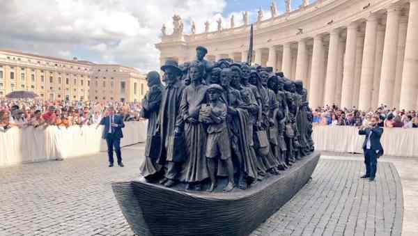 Mons. Viganò: ‘ossessione immigrazionismo e meticciato, Prevost come Bergoglio’