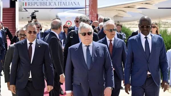 Migranti, Tajani e Piantedosi in Africa: accordi bilaterali per favorire flussi regolari Migranti, Tajani e Piantedosi in Africa: accordi bilaterali per favorire flussi regolari