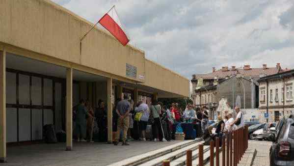 migliaia di uomini ucraini in fuga verso germania e polonia da Imolaoggi.it migliaia di uomini ucraini in fuga verso germania e polonia