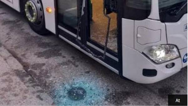 Lucca, minorenni stranieri salgono sul bus portando alcolici: picchiata conducente che li richiama Lucca, minorenni stranieri salgono sul bus portando alcolici: picchiata conducente che li richiama