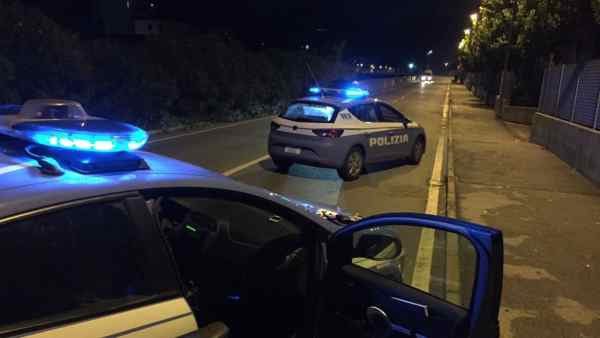 Ruba in pizzeria, poi prende a pugni gli agenti: arrestato straniero Ruba in pizzeria, poi prende a pugni gli agenti: arrestato straniero