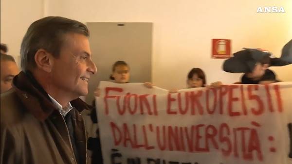 calenda contestato alla statale di milano fuori europeisti dall8217universita8217