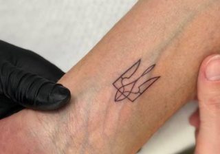 Carlo Calenda si è fatto un tatuaggio con simbolo ucraino