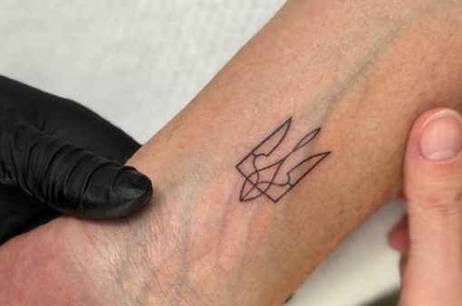 Carlo Calenda si è fatto un tatuaggio con simbolo ucraino