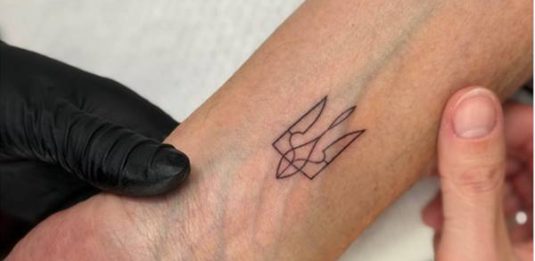 Carlo Calenda si è fatto un tatuaggio con simbolo ucraino