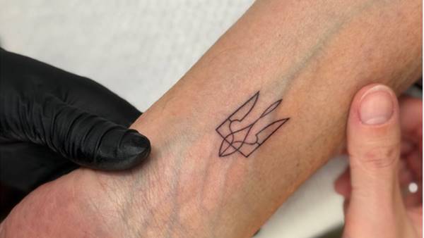 Carlo Calenda si è fatto un tatuaggio con simbolo ucraino