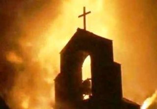 chiesa incendiata
