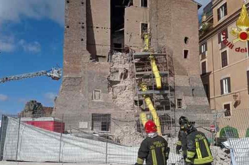 Roma, crollo Torre dei Conti