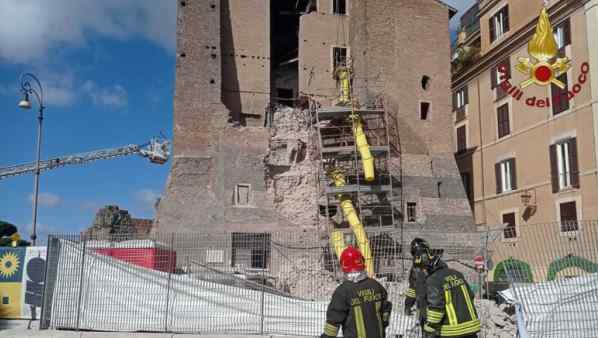 Roma, crollo Torre dei Conti