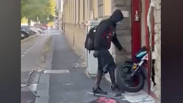 Firenze, straniero distrugge la vetrina di una concessionaria per rubare una moto