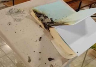 Bruciato testo sacro in una chiesa