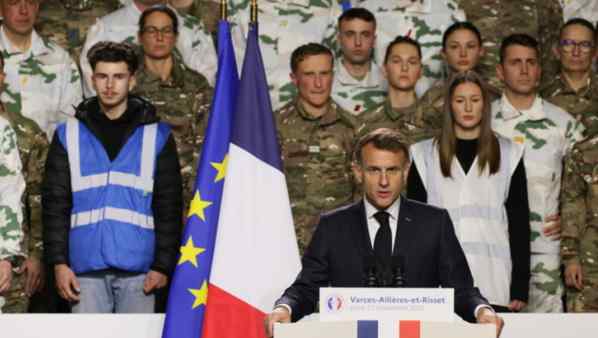 Macron: servizio militare volontario da estate 2026 contro la “minaccia russa”