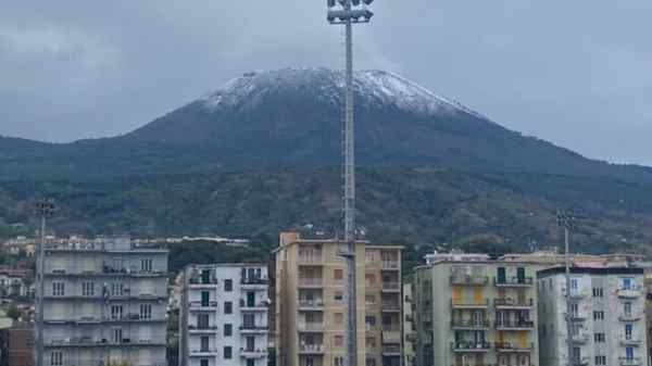 Neve sul Vesuvio e forte calo delle temperature