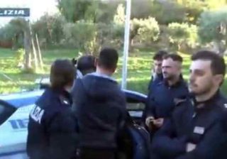 Rumeno in fuga su auto rubata tampona la polizia