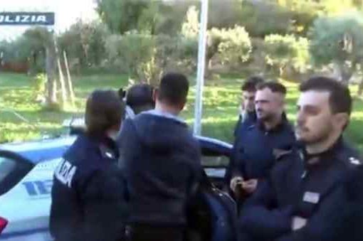 Rumeno in fuga su auto rubata tampona la polizia