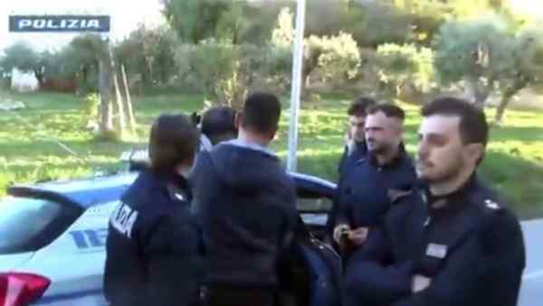 Rumeno in fuga su auto rubata tampona la polizia. Non è la prima volta