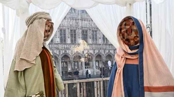 Presepe Bruxelles, pezzi di stoffa al posto dei visi di Gesù, Maria e Giuseppe