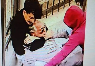 Ex primario soffocato e rapinato