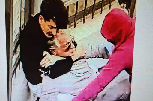 Ex primario soffocato e rapinato