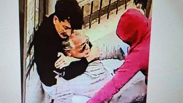 Ex primario soffocato e rapinato