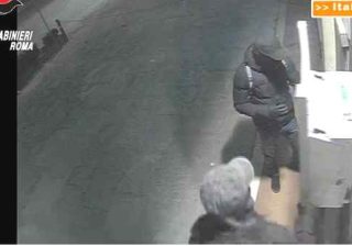 Roma, manomettevano sportelli bancomat per rubare denaro, arrestati tre rumeni